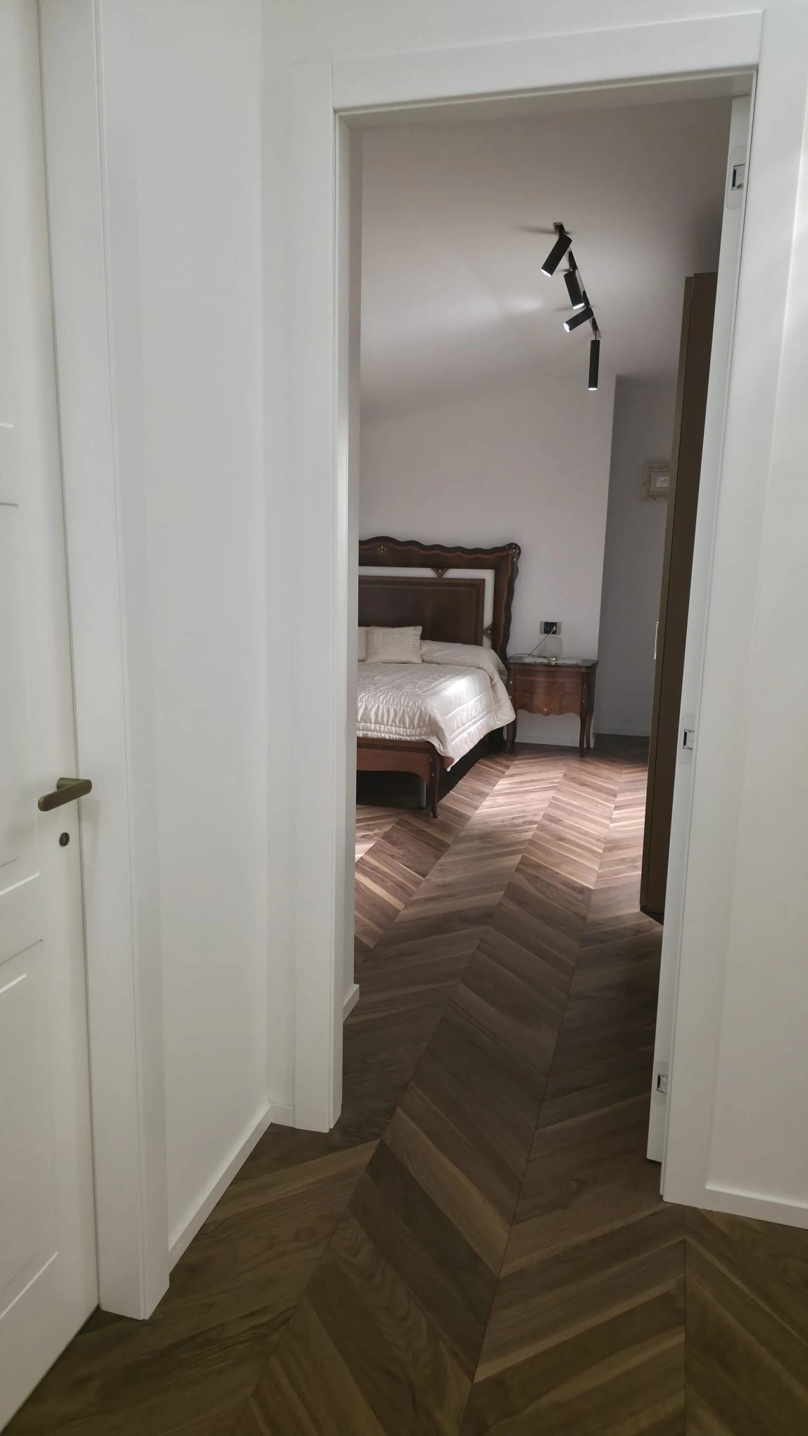 La camera da letto di Luise House vista dall’ingresso