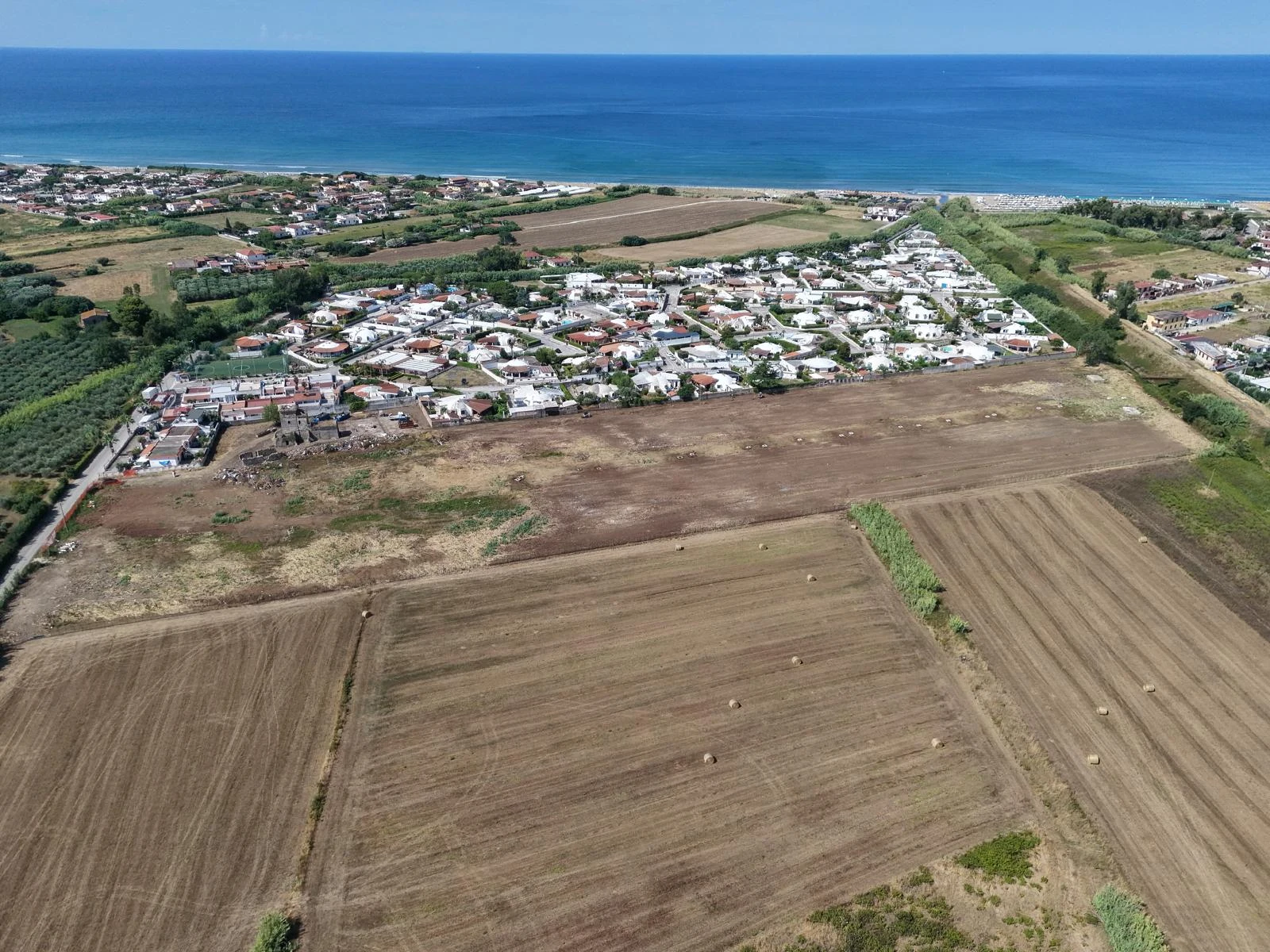 Veduta aerea del paesaggio costiero in zona Le Perle a Sessa Aurunca